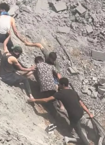 Human Chain of Courage: Youth Recover Martyr's Body from Bomb Crater in Gaza